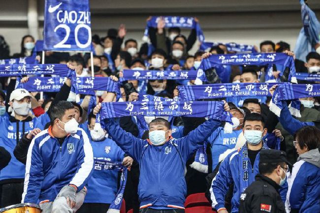 本片由五个人物故事有机串联而成，重磅集结张弛、董越、周楠、田羽生、饶晓志五大新生代导演，以及周冬雨、宋小宝、潘斌龙、尹昉、郑罗茜等众多实力演员，从医生、患者、一线工作人员、志愿者和普通百姓等多个角度谱写出抗疫时代小人物笑泪与共的真实生活，透过他们;奔赴春天;的逆行身影，向现实中的平凡英雄致敬